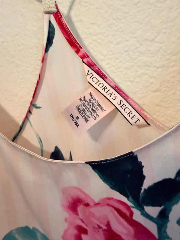 Victoria's Secret floral camy top, spaghetti straps, satin, sz M - Image 3