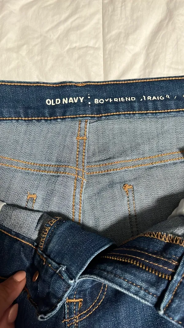 Old Navy Jeans Boyfriend Mid-Rise Distressed Straight - Image 3