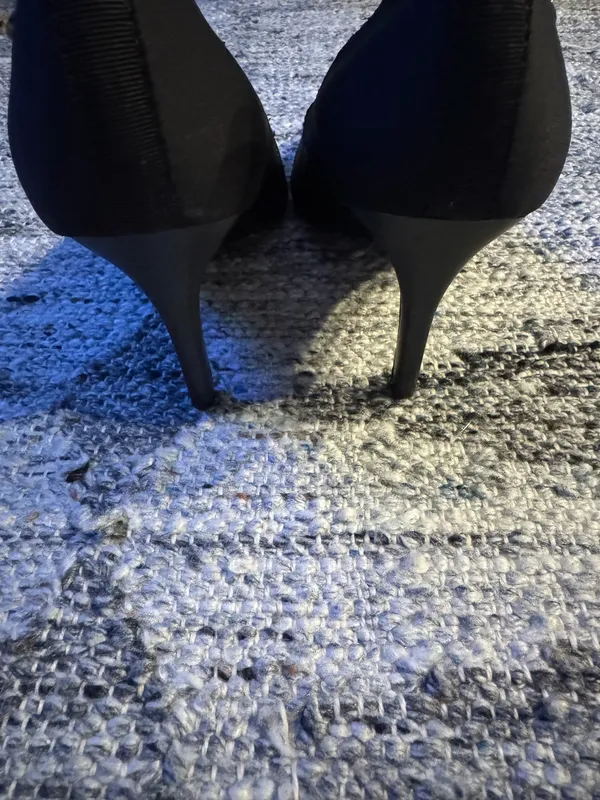Vera Simply Vera Wang Black Pointed Pumps - Image 3