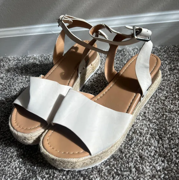 sandles Size 6 - Image 3