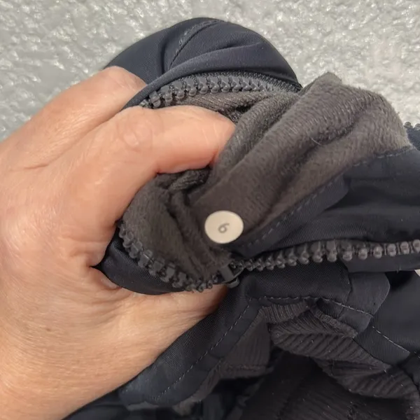 Lululemon Puffer Jacket size 6 *rare - Image 10
