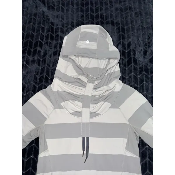 Lululemon Women's Hoodie Sweatshirt Gray White Striped COWL Size 8 - Image 5