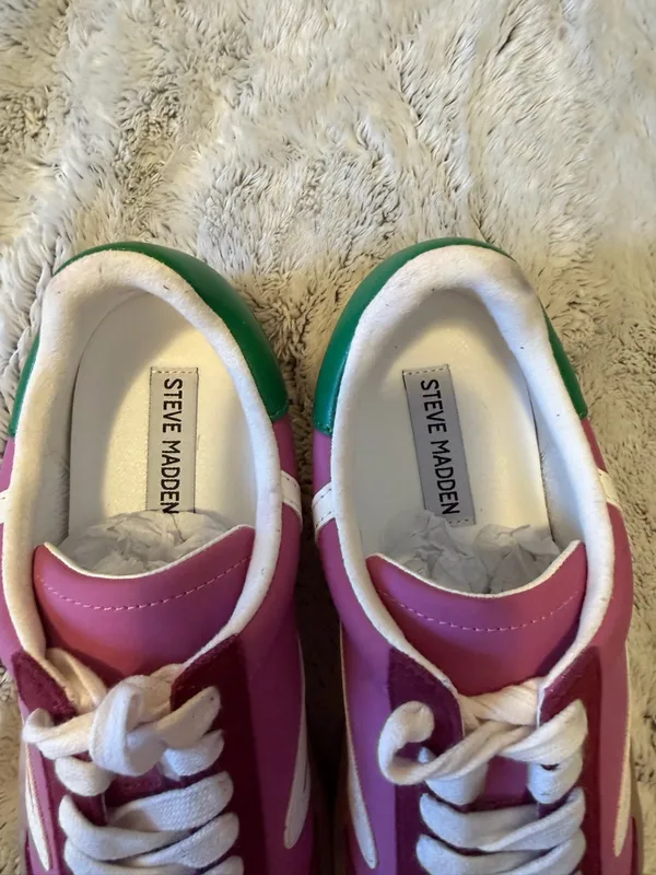 Steve Madden Pink & Magenta Low-Top Sneakers with White Accent. Green back. - Image 2