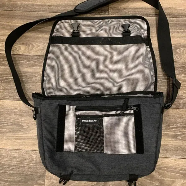 Swiss Gear Messenger / Laptop Bag. Adjustable strap Shoulder Pad - Image 3