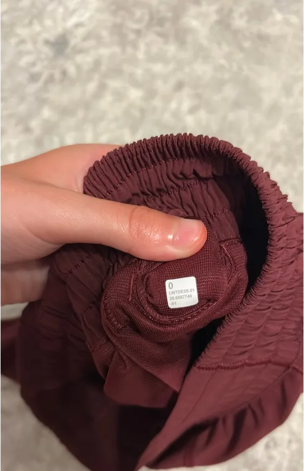 Lululemon Shorts hotty hot 2.5 high rise  - Image 4