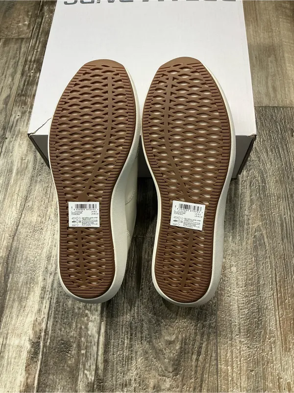 Clarks Women's White Leather Sneakers with Gold Zip and Brown Accents Size 8.5 - Image 12