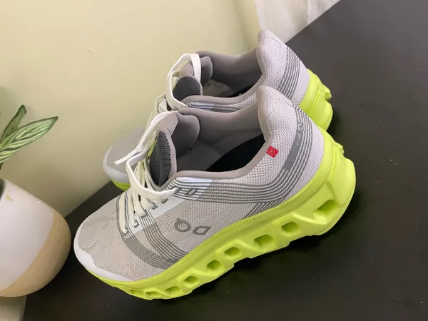 DQ women’s sneakers shoes size 8 - Image 3