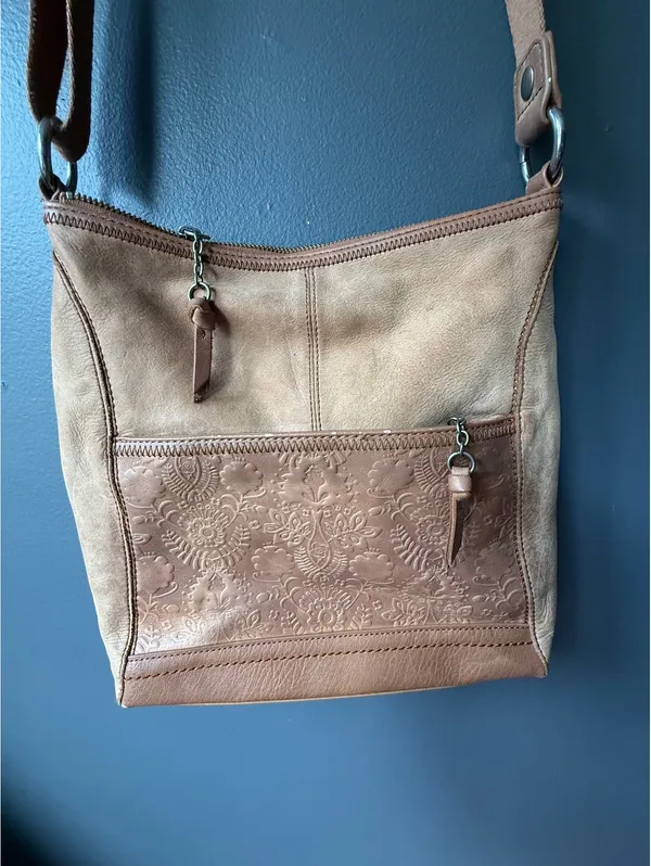 The Sak Tan Leather Crossbody Bag with Floral Embossed Pocket - Image 6