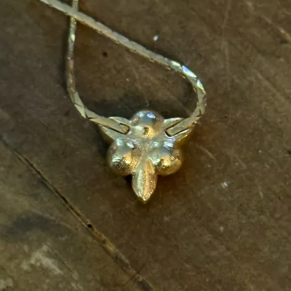 Vintage Avon dainty gold tone pink flower gemstone necklace - Image 4