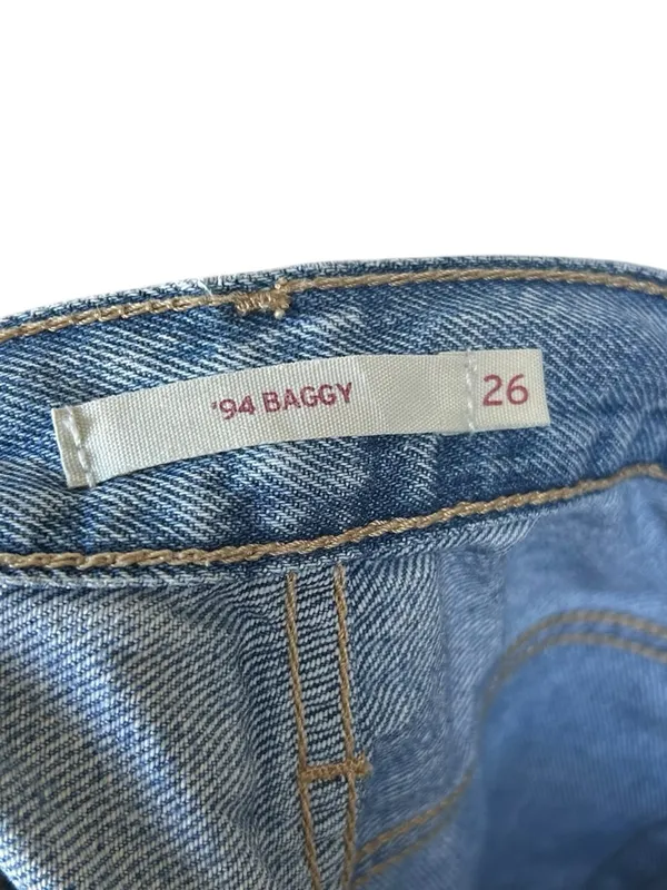 Levi's 94 Baggy Jeans in Light Touch Wash Size 26 Gently Used - Image 5