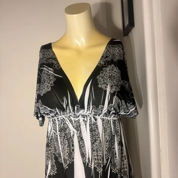 Chesley Size Small Black & White Plunge V-Neck Boho Short Sleeve Sundress - Image 4