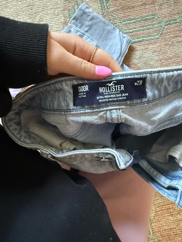 light washed Hollister jeans - Image 3