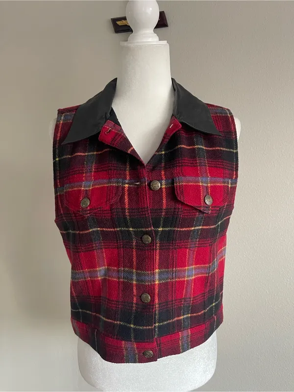 Red Plaid Sleeveless Button-Front Crop Vest with Black Collar - Image 2