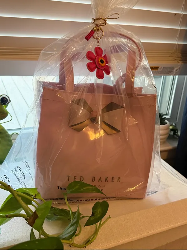 Ted Baker Pink Patent tote bag with Signature Bow Accent NWT - Image 14