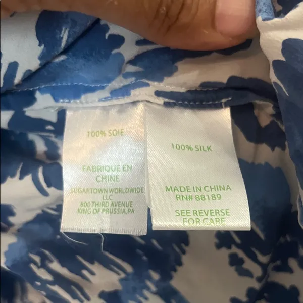 Lilly Pulitzer with Flaws Med  Blue and White Patterned Blouse - Image 3
