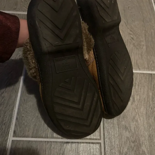 Isotoner Brown Slippers with Soft faux fur Lining - size 8.5 -9 - Image 2