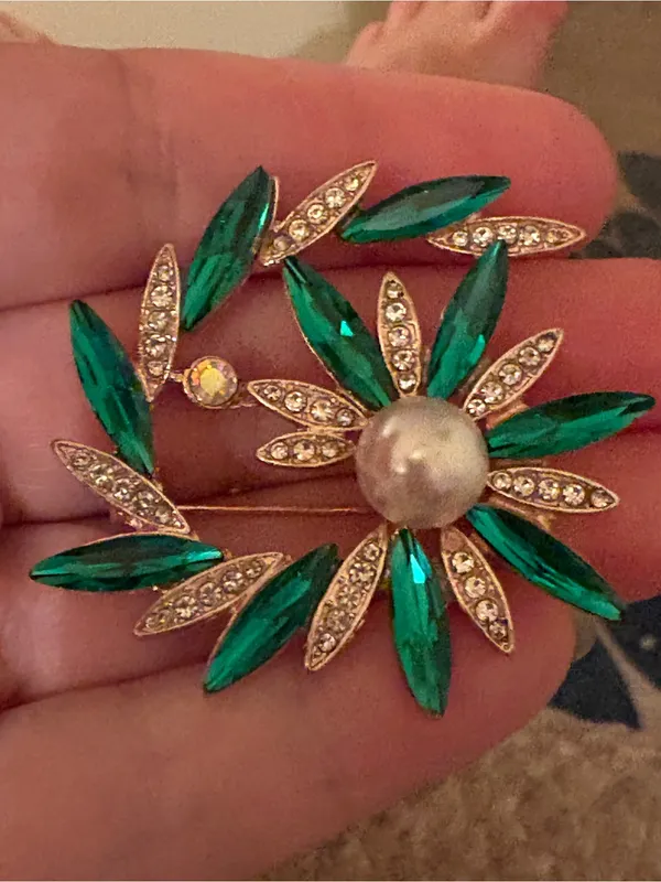 Vintage Emerald Green Rhinestone Faux Pearl Flower Wreath Brooch Gold Tone Pin - Image 5