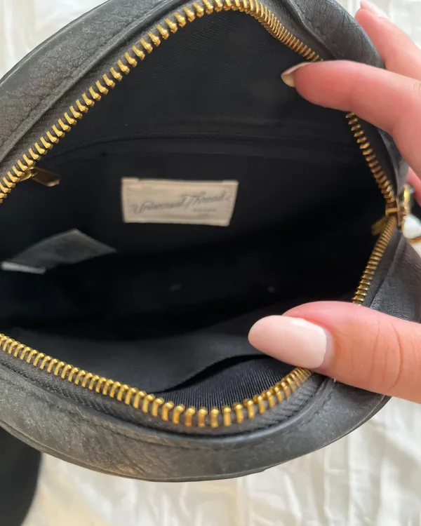 Universal Threads black crossbody - Image 2