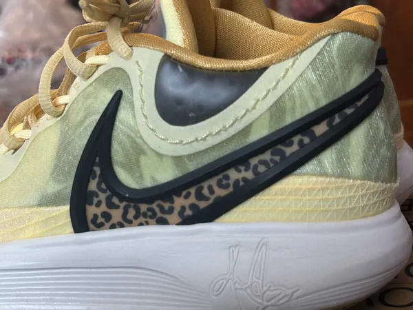 Nike Kyrie 8 Citron Tink Black Wheat Golf - Image 3