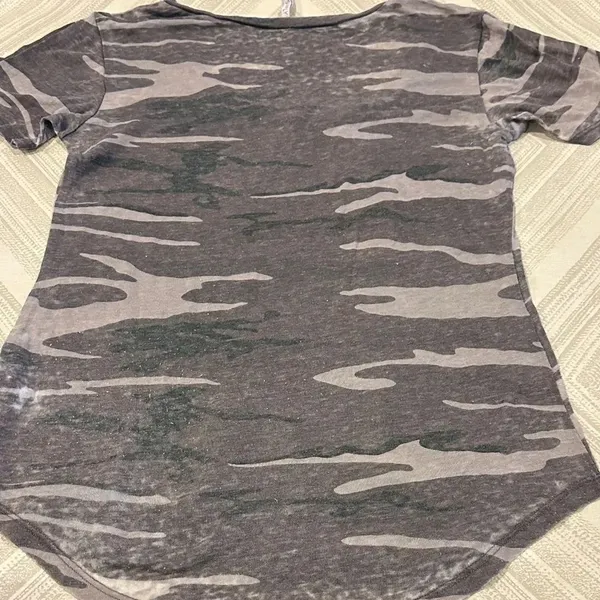 Z Supply Camo Pocket Tee in Gray Camouflage Burnout Triblend Size Small - Image 7