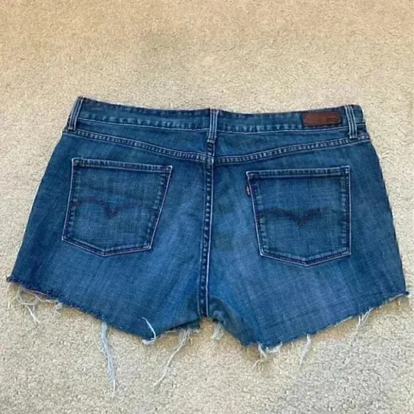 Levi’s jean shorts in size 16R - Image 3
