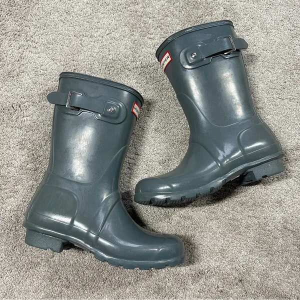 Hunter Women’s Original Rain Boots Short Gloss Outdoor in Graphite Gray 6 - Image 3