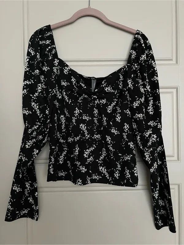 Anthropologie sweetheart neck blouse puff sleeves black floral print L - Image 2