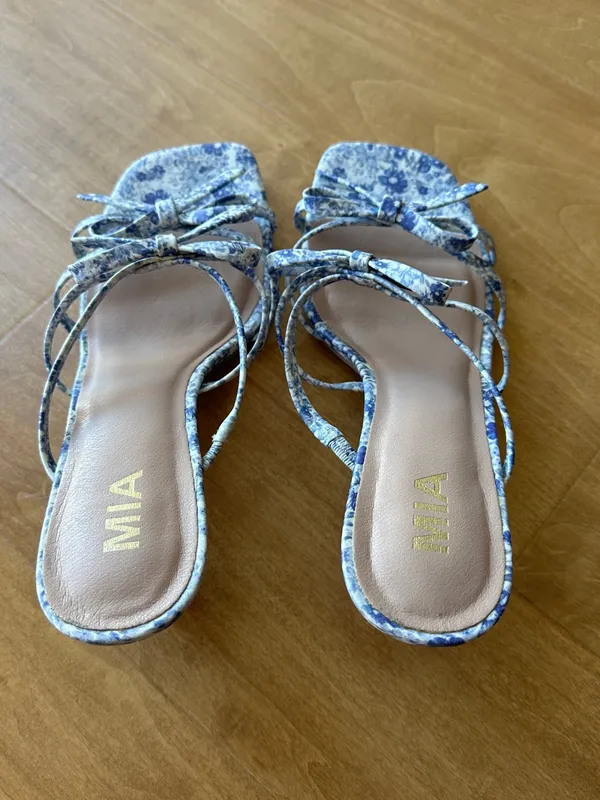 MIA Treanor Heel, Blue and White Floral Ribbon Kitten Heels, Size 9 - Image 4