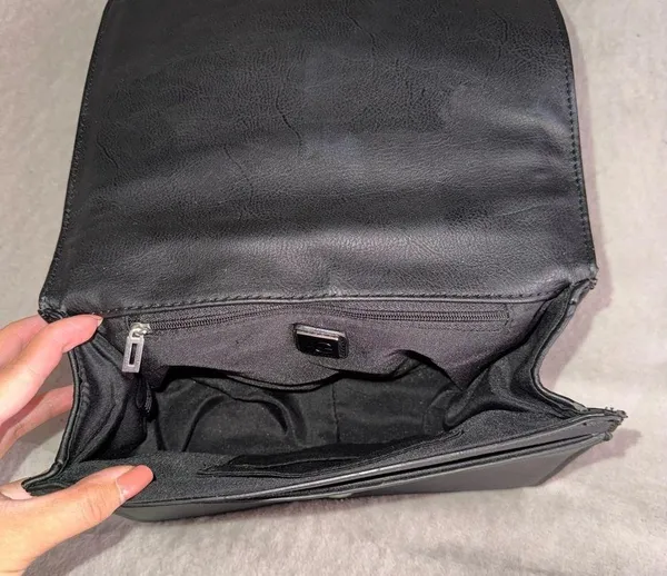 G by Guess Should bag flap / G by Guess crossbody in black - Image 5