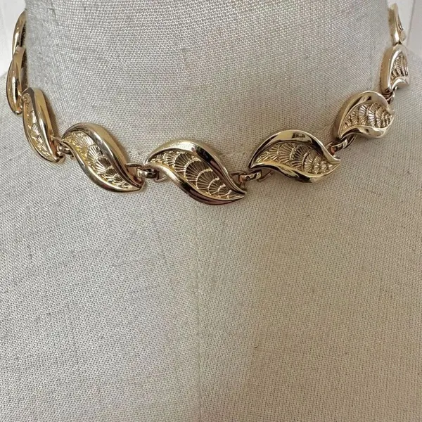 vintage monet gold tone leaf choker necklace - Image 2