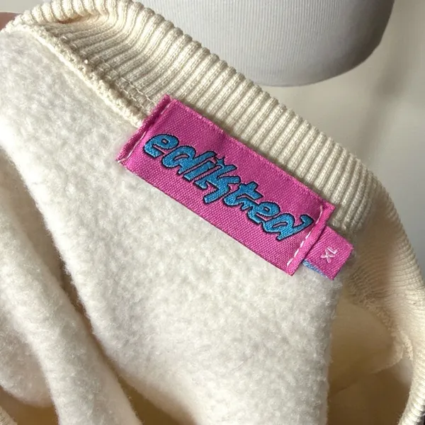 Edikted Cream Bow Brat Printed Sweatshirt NWOT XL - Image 4
