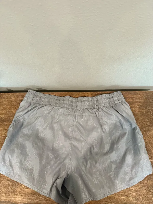 Athleta Gray Floral Dolphin Hem Running Shorts Women’s Large - Image 3