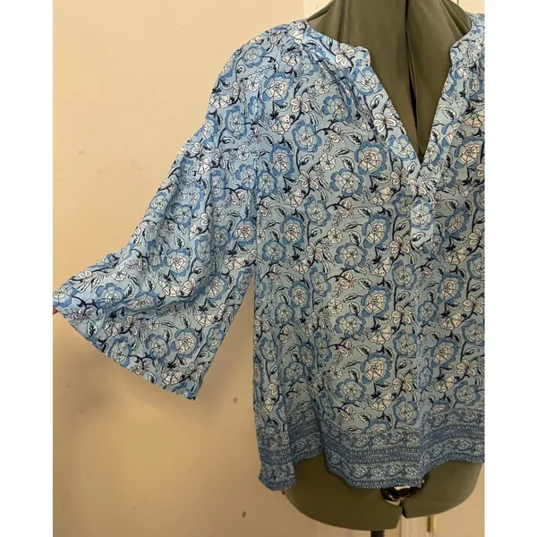 Vineyard Vines Floral Beachy Popover Blue and White Top Size Small - Image 4