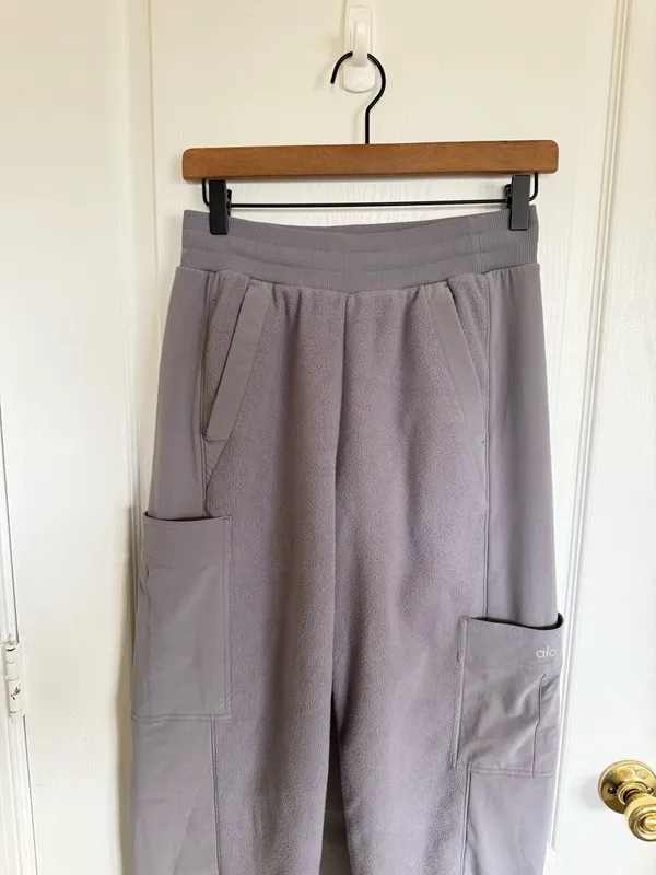 Alo Yoga Polar Fleece Wintry Mix Cargo Pant in Fog Grey - Image 3