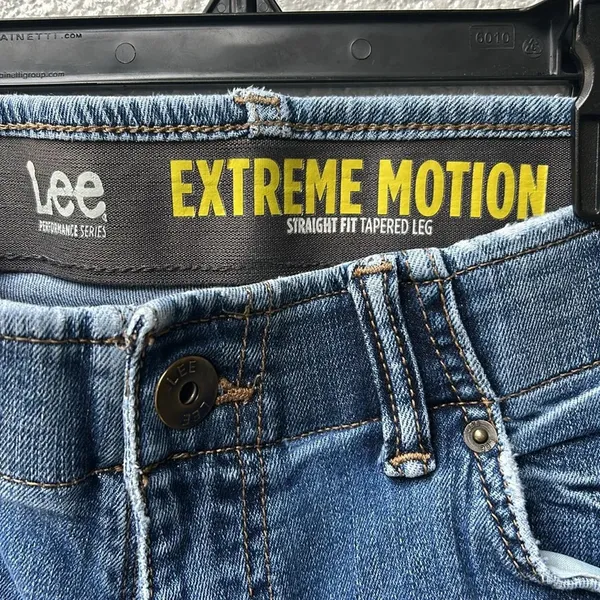 Lee Extreme Motion Straight Fit Tapered Leg women’s jeans 32x32 - Image 3