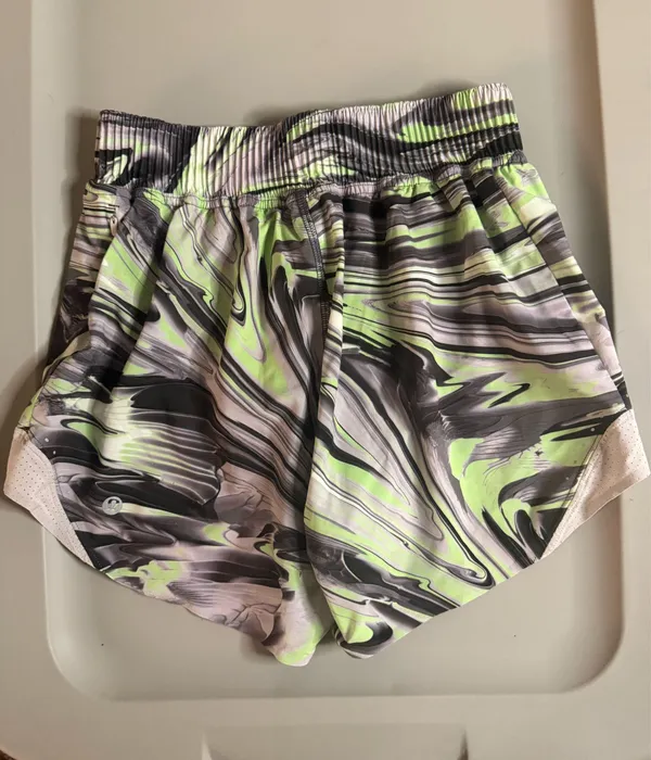Lululemon Shorts Hotty Hot 4" High-Rise Lined - Image 2