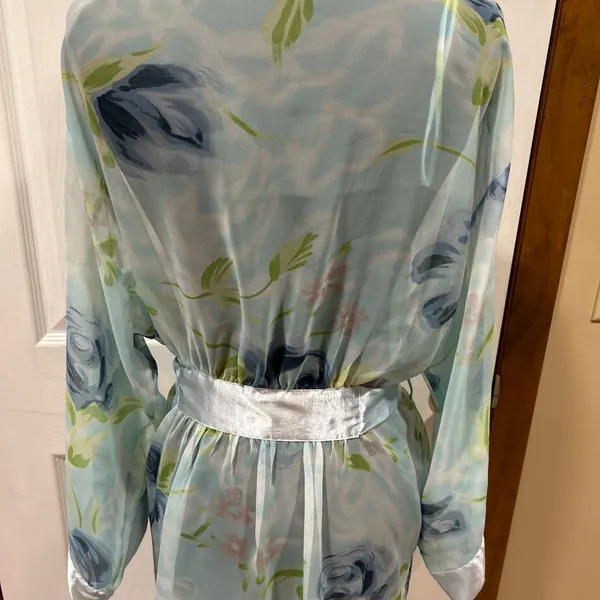 Valerie Stevens Sheer Floral Robe – Size M - Image 6