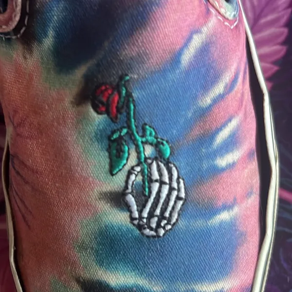 Vans Women's Tie-Dye Slip-On Shoes skeleton holding rose GUC needs cleaning - Image 2