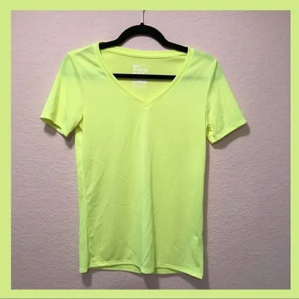 *30off3* NWOT.‎ Nike Dri-Fit neon yellow top. - Image 2