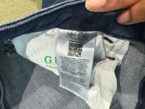 Guess dark wash bootcut jeans in a 31 - Image 3