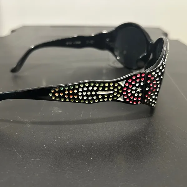 Elegant Black Sunglasses - Image 6