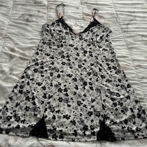 Black and white ditsy floral Y2K goth lace trim slip dress siz M spaghetti boho - Image 11