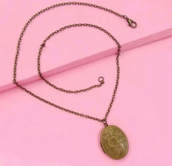 Antiqued bronze photo locket necklace. New - Image 3