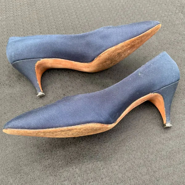 💙 Vintage 1950s or 60s Saks Fifth Avenue Fenton Last Size 7 Navy Blue Kitten Heels Pumps 💙 - Image 8