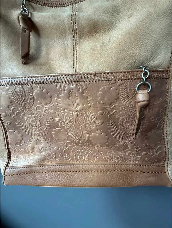 The Sak Tan Leather Crossbody Bag with Floral Embossed Pocket - Image 7