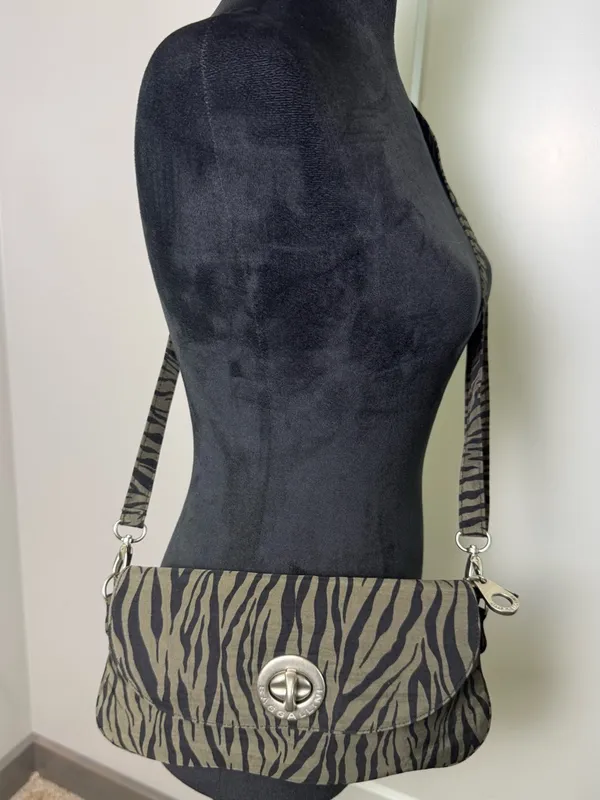 Baggallini Crossbody Purse Grey Black Zebra Animal Print Turn Lock Adjustable Sm - Image 2