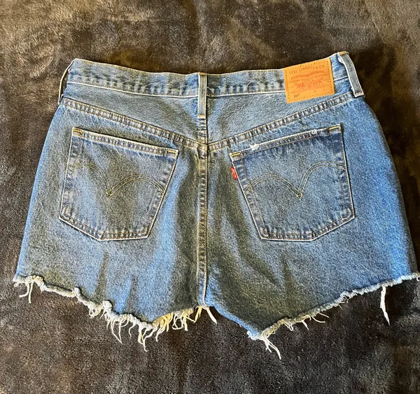 Levi’s 501 cut-off distressed button denim shorts 32 - Image 2