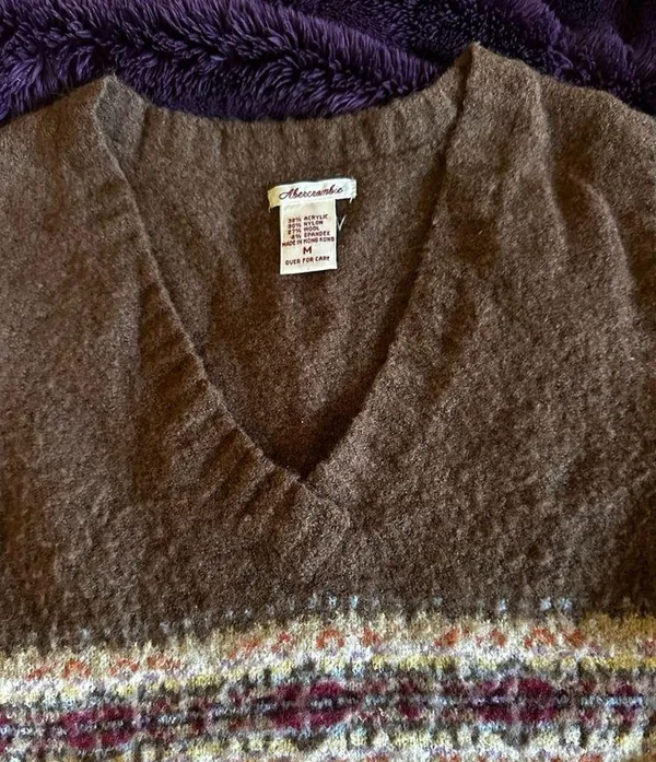 Abercrombie sweatervintage vest size M Pre own in good condition - Image 3