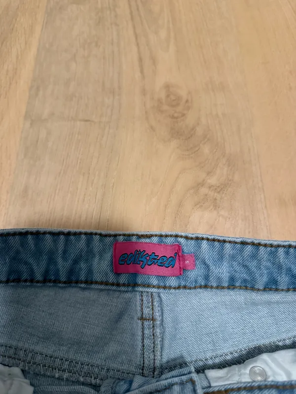 Edikted Low-Rise Jeans light/medium wash - Image 2