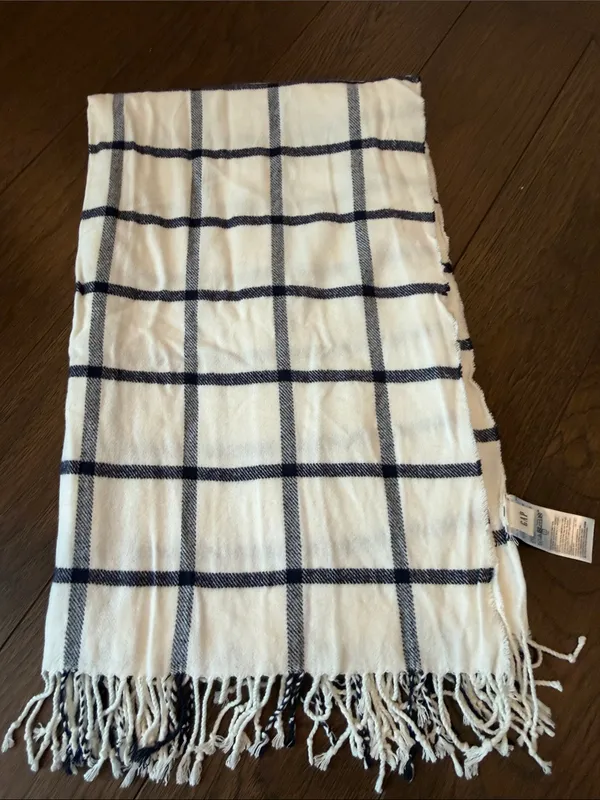 GAP White and Navy Windowpane Fringe Scarf - C54-162 - Image 4